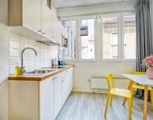 Kuchyňa alebo kuchynka v ubytovaní Porta Downtown Apartments by Irundo