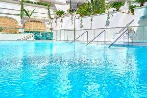 A piscina localizada em Carlton Cannes, a Regent Hotel ou nos arredores
