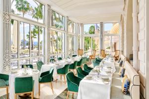 Um restaurante ou outro lugar para comer em Carlton Cannes, a Regent Hotel