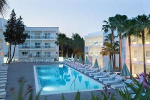 בריכת השחייה שנמצאת ב-Grupotel Ibiza Beach Resort - Adults Only או באזור