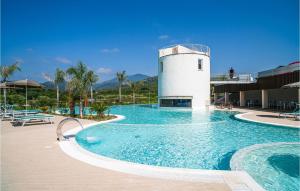 una piscina con un faro en el medio en Beautiful Apartment In Casalvelino With Outdoor Swimming Pool, en Casal Velino