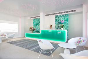 אזור ישיבה ב-Grupotel Ibiza Beach Resort - Adults Only