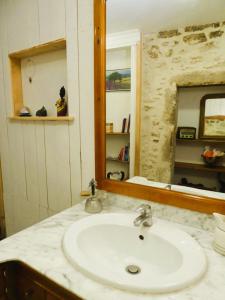 a bathroom with a sink and a mirror at Gite Champêtre Drome Lorette in Marsanne