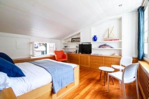 - une chambre avec un lit, une table et des chaises dans l'établissement Casa Margaux by PortofinoHomes, à Portofino