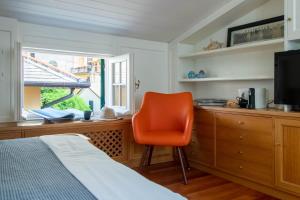 - une chambre avec un lit, une chaise et une fenêtre dans l'établissement Casa Margaux by PortofinoHomes, à Portofino
