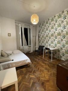 Marseille Vieux Port في مارسيليا: غرفة نوم بها سرير وطاولة