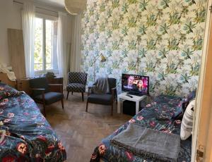 Marseille Vieux Port في مارسيليا: غرفة بسريرين وتلفزيون فيها