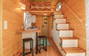 una pequeña cocina con taburetes en una casa pequeña en Cozy Home In Mayrhof With House A Panoramic View 