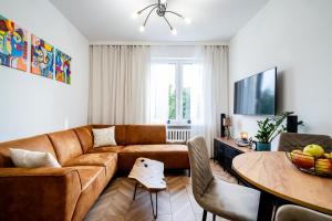 sala de estar con sofá y mesa en Green Apartament Olsztyn, en Olsztyn