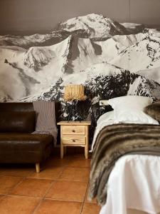 a bedroom with a mountain mural on the wall at Casa Moline Apartamentos Rurales in Aneto
