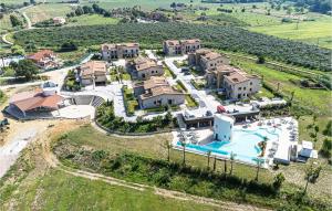 eine Luftaufnahme eines Hauses mit Swimmingpool in der Unterkunft Amazing Apartment In Casalvelino in Casal Velino