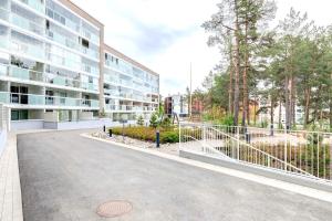 een lege straat voor een gebouw bij Cozy studio, easy access to Helsinki and near shopping center in Helsinki