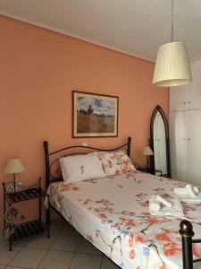 una camera da letto con un letto con copriletto floreale di Depy's house a Nea Makri