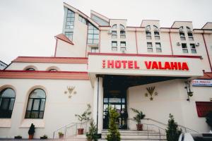 Un edificio del Hotel Valhalla con un cartel del Hotel Valhalla. en Hotel Valahia, en Târgovişte