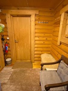 Habitación con puerta en una cabaña de madera en Unique winter holiday in pine forest, en Forssa