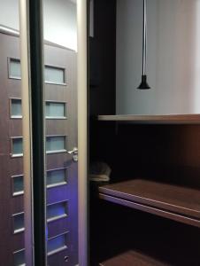 een deur naar een kast met een paarse deur bij Apartament studio in Głogów