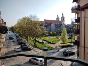 een uitzicht op een stad met auto's geparkeerd op een parkeerplaats bij Apartament studio in Głogów