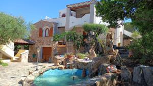 Bazén v ubytování I Mari Di Gallura Suites and Rooms nebo v jeho okolí