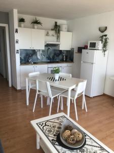 Kuchyň nebo kuchyňský kout v ubytování Appart Cosy vue piscine, wifi, à 500 m plage