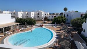 Bazén v ubytování Appart Cosy vue piscine, wifi, à 500 m plage nebo v jeho okolí