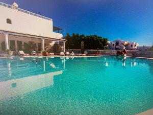 Bazén v ubytování Appart Cosy vue piscine, wifi, à 500 m plage nebo v jeho okolí