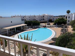 Bazén v ubytování Appart Cosy vue piscine, wifi, à 500 m plage nebo v jeho okolí