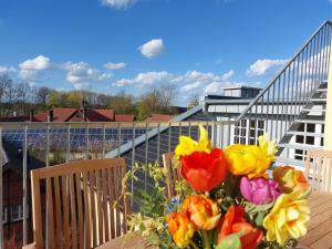 een boeket bloemen op een tafel op een balkon bij Hof Albersmeier Hüttinghausen / Urlaub am Stall in Lippetal