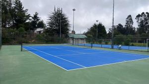 Tenis a/nebo squash v ubytování Hotel y Cabañas Huallilemu Sur - Caja Los Andes nebo okolí