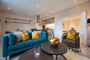 sala de estar con sofá azul y mesa en The Oars Apartment - Marlow - Parking Included en Marlow