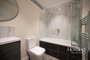 a bathroom with a toilet and a shower and a sink at The Oars Apartment - Marlow - Parking Included in Marlow