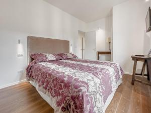 1 dormitorio con 1 cama con manta roja y blanca en Realkasa Oberdan en Bolonia