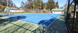 Tenis a/nebo squash v ubytování Hotel y Cabañas Huallilemu Sur - Caja Los Andes nebo okolí