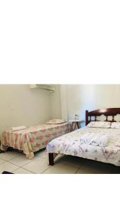 2 camas en una habitación con en Aconchego em Parnaiba jw, en Parnaíba