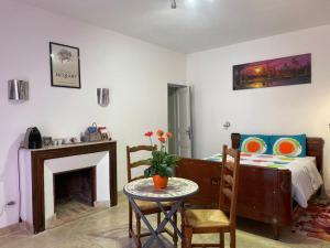 a living room with a table and a bed at Chambre équipée Plain-Pied - 2 pers avec sdb wc privé in Hargeville