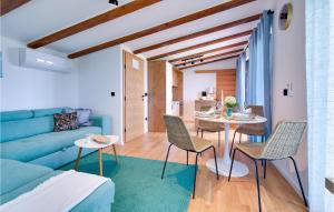 salon z niebieską kanapą, stołem i krzesłami w obiekcie Awesome Home In Sedlarica With Private Swimming Pool, Can Be Inside Or Outside 