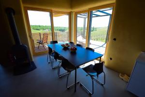 una mesa azul y sillas en una habitación con ventana en Hisa Vukan - Eco House in middle of vineyard with Sauna!, en Miklavž pri Ormožu