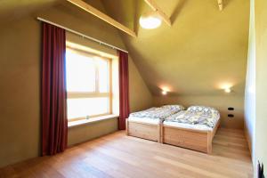 Ένα ή περισσότερα κρεβάτια σε δωμάτιο στο Hisa Vukan - Eco House in middle of vineyard with Sauna!