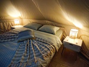 um quarto com uma cama numa tenda em Pensiunea Cocoș 