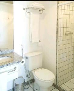 uma casa de banho branca com um WC e um lavatório em Praia do Canto Apart Hotel - 302A Vista Mar em Vitória