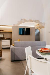 - un salon avec un canapé et une table dans l'établissement Dal Monaco - casa vacanze, à Castellana Grotte