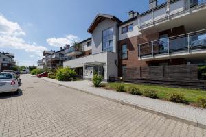 auf einem Gehweg neben einem Gebäude geparkt in der Unterkunft Osiedle Życzeń Apartment Stawowa Cracow by Renters in Krakau