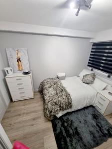 Een bed of bedden in een kamer bij Luxurious home