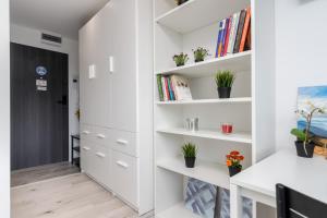 克拉科夫的住宿－Czarnowiejska Mini Studio，一间设有白色架子和走廊的房间