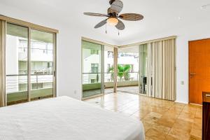 ヌエボ・バジャルタにあるNitta Condo #105のベッドと天井扇風機のある寝室 +39枚の写真