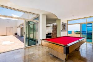 ヌエボ・バジャルタにあるNitta Condo #105の海の景色を望む客室で、ビリヤード台が備わります。