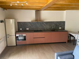 a kitchen with a stove and a refrigerator at Apartamentos rurales La Teyeruca I in Acebal