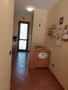 korytarz z zegarem na ścianie i drzwiami w obiekcie Piccola Perla Guest House w mieście Valmontone