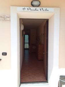 una puerta al pasillo de una casa en Piccola Perla Guest House, en Valmontone
