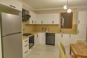 Кухня или мини-кухня в Manzarasıyla Büyüleyen Lüx villa
