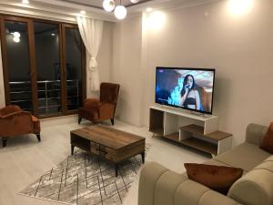 Телевизор и/или развлекательный центр в Manzarasıyla Büyüleyen Lüx villa